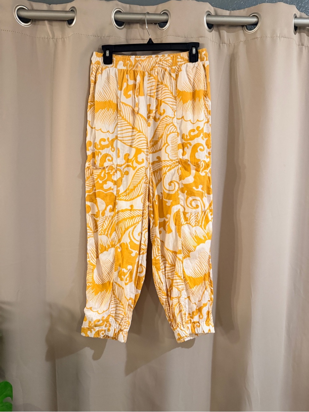 Haute Hippie Yellow & White Printed Relaxed Capris